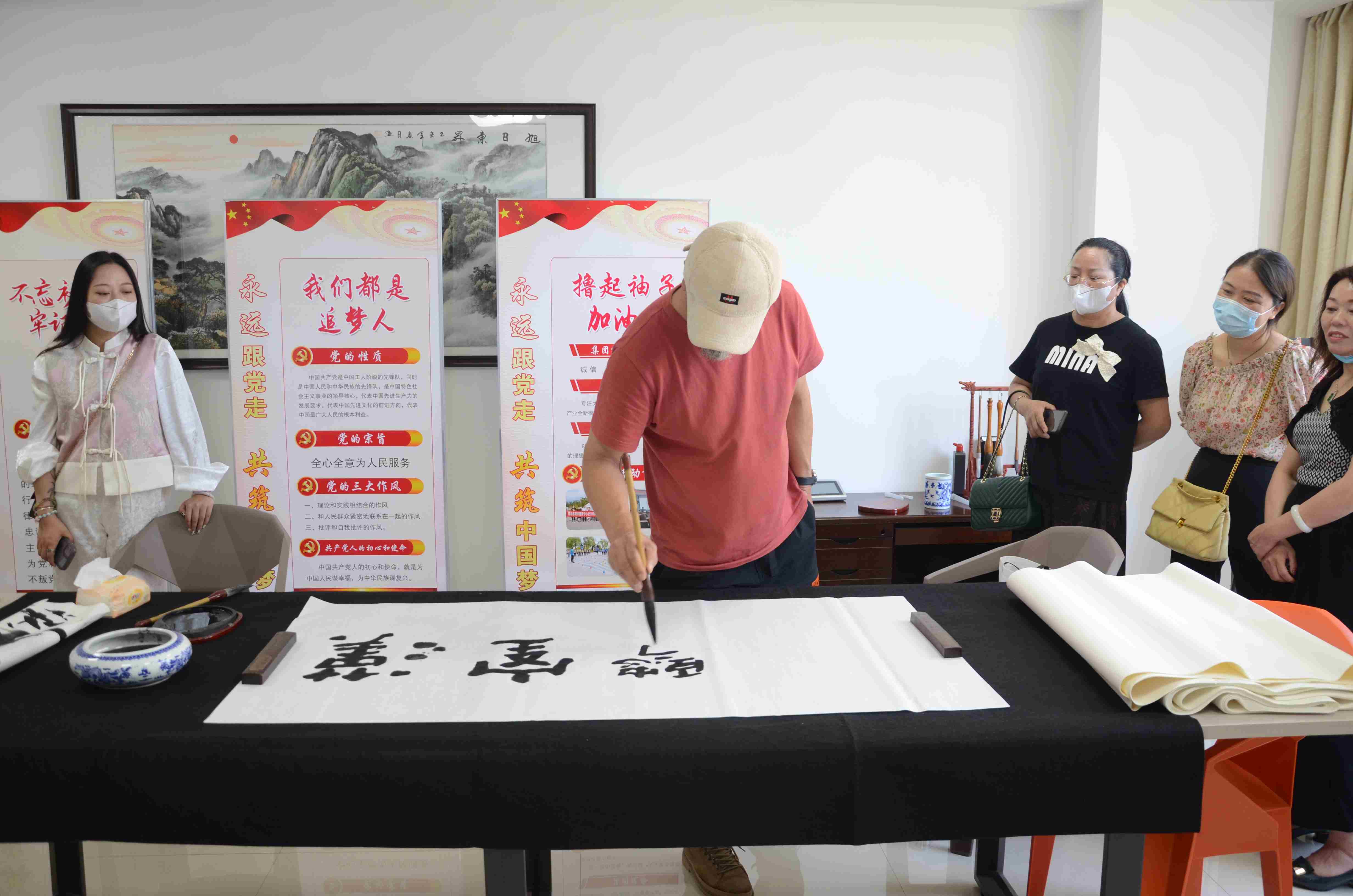 中国当代国礼艺术家朱行文等一行莅临鄂尔多斯健康体检中心等医疗机构考察交流工作