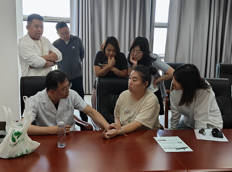 体检中心联合医康复医院健康宣讲团走进伊金霍洛旗中煤集团开展健康管理讲座及报告解读服务