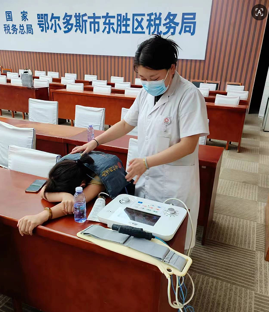 中心联合中医康复医院到国家税务总局鄂尔多斯市税务局第二税务分局开展健康义诊及体检报告解读活动