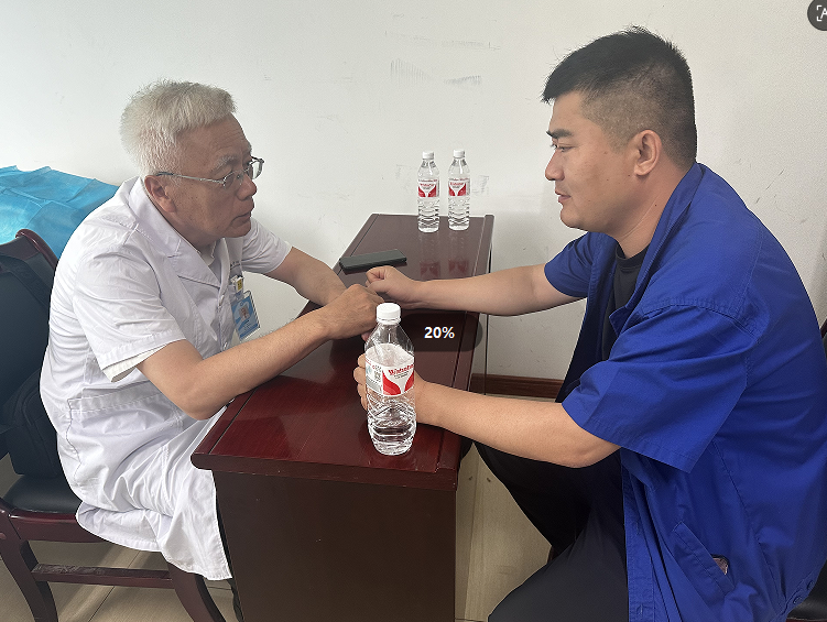 体检中心联合鄂尔多斯中医康复医院走进伊化矿业开展义诊活动