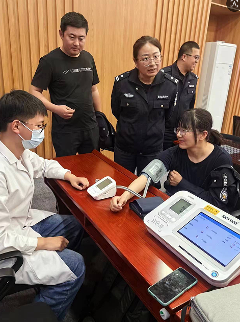 体检中心联合中医康复医院走进康巴什公安分局开展“平安警营 健康相随”为主题的义诊活动