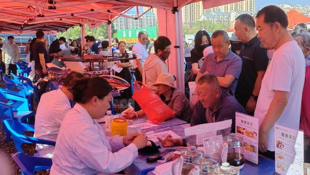  2025年 7月1日，鄂尔多斯健康体检中心、康复医院深入民族街道社区，开展“迎七一健康义诊活动”，将优质医疗资源送到群众家门口，以实际行动党的生日献礼。