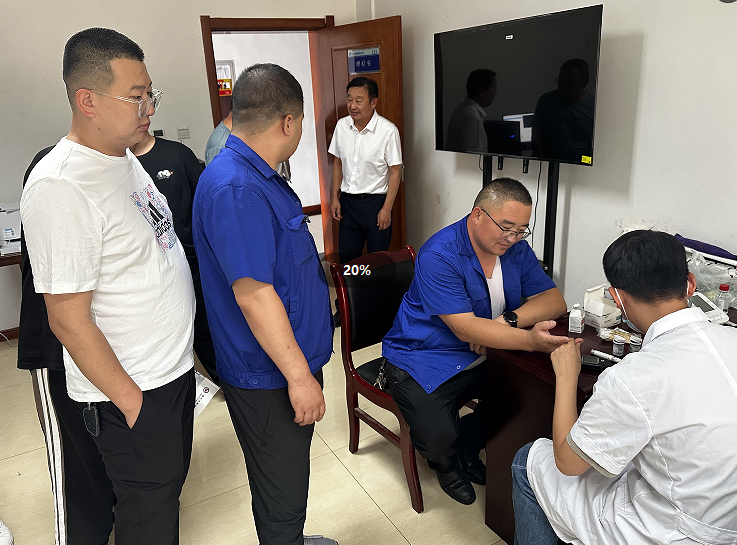 亿康大健康医疗集团团总支走进伊化矿业开展义诊活动