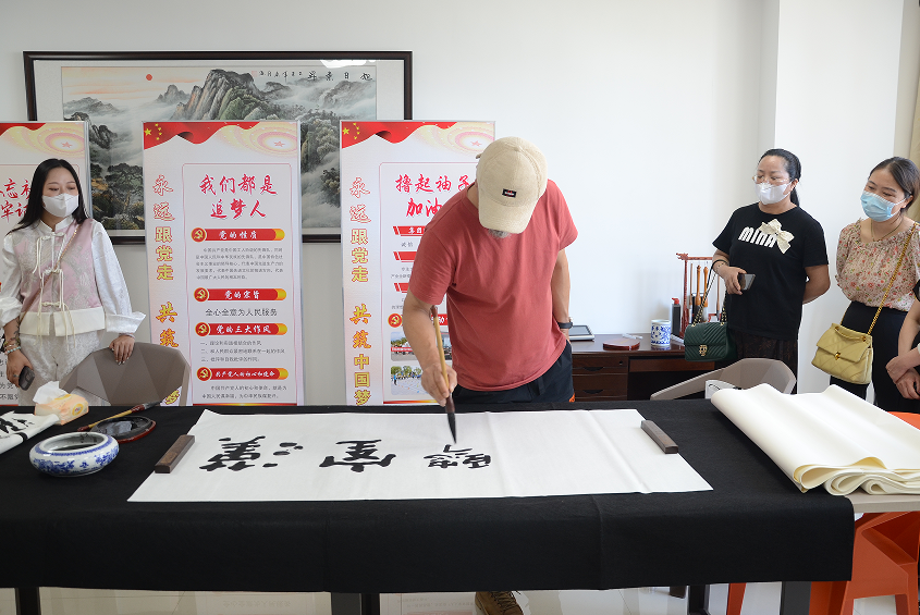 中国当代国礼艺术家朱行文等一行莅临鄂尔多斯健康体检中心等医疗机构考察交流工作
