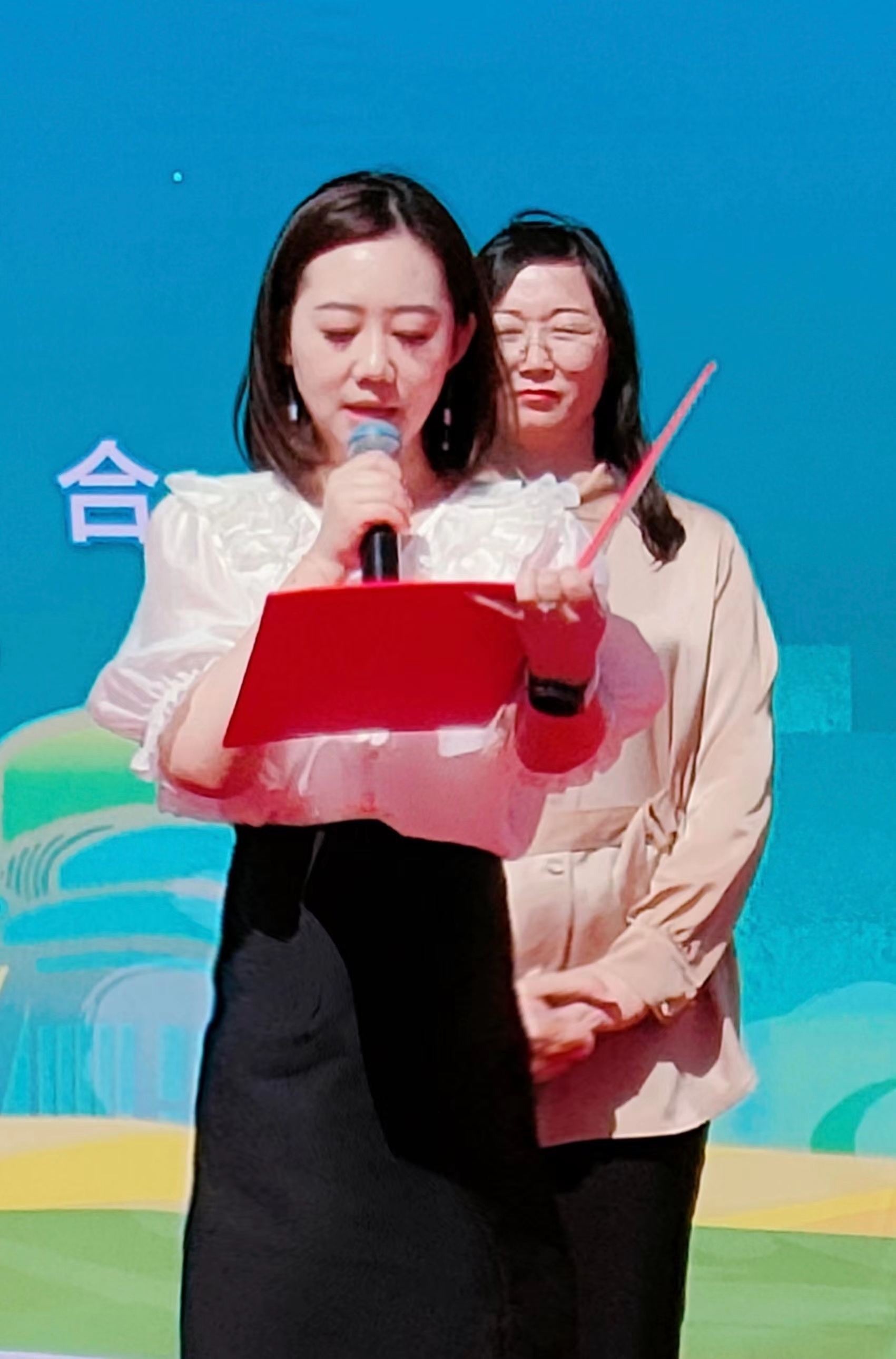 东胜区创建全国文明典范城市主题宣传活动启动 东胜区时代巾帼榜样代表全欢欢倡议：争做文明城市的监督员！