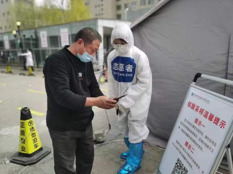 全力以赴 同心抗疫 丨50余名志愿者助力核酸检测，贴心服务暖人心
